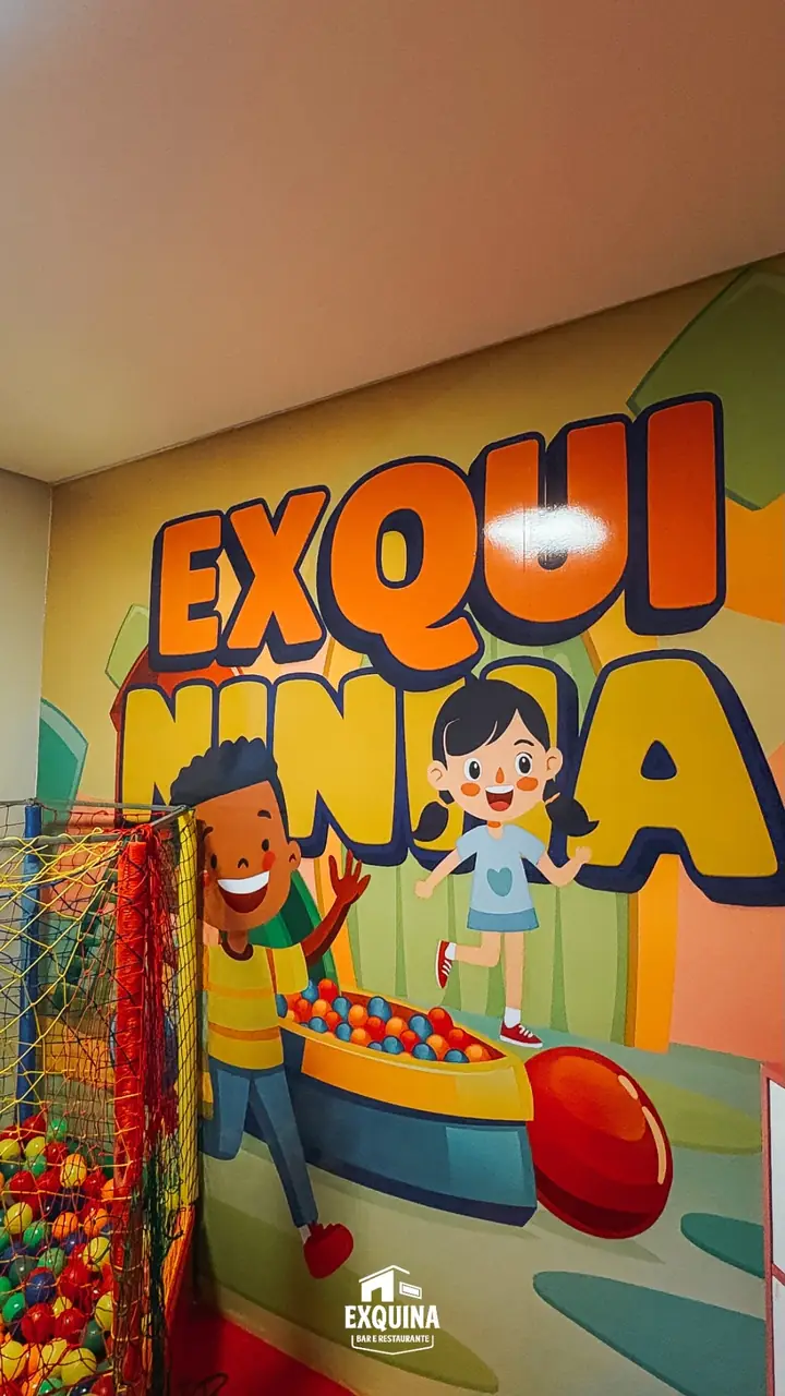 Espaço kids ExquiNinja para crianças no Exquina Bar e Restaurante